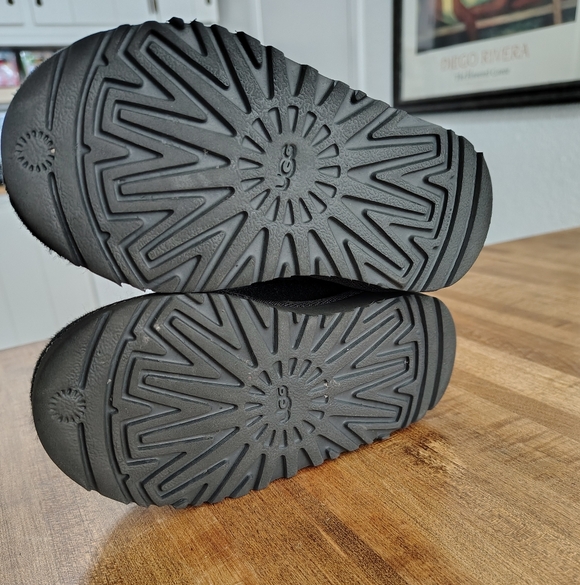 UGG Jona Boot Girls Size 9 Ankle Boots Black Winter Suede Solid - Picture 6 of 7